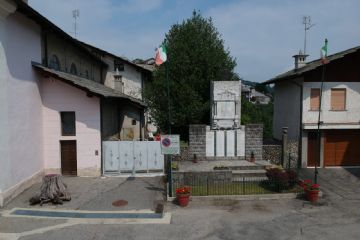 Piazza e monumento ai caduti