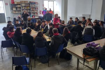 I professori del Politecnico di Torino e il Presidente dell'Ordine dei Geometri illustrano agli Studenti Geometri e Periti Agrari il progetto di Abitare Sostenibile della montagna, in particolare Alpette