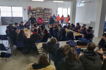 I professori del Politecnico di Torino e il Presidente dell'Ordine dei Geometri illustrano agli Studenti Geometri e Periti Agrari il progetto di Abitare Sostenibile della montagna, in particolare Alpette