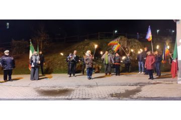 Discesa con le fiaccole da Borgata Ceritti fino al Comune e brani letti da Antonella Enrietto