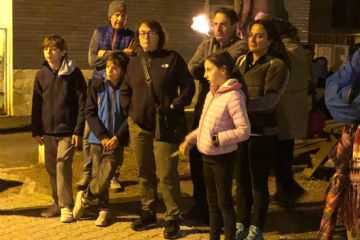 Discesa con le fiaccole da Borgata Ceritti fino al Comune e brani letti da Antonella Enrietto