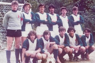 A.C. ALPETTE 1977, in piedi: Rissone, Boccato, Peretti, Seren Rosso Giorgio, Varetto, Giampaolo, accosciati: Seren Rosso G., Basaglia, Cherubin, Lorenzetti, Antonello.