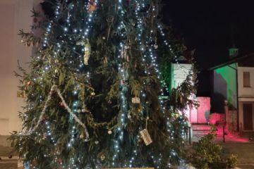 La festa grazie alla Pro loco Alpette che ha pensato ai panettoni stelle natale cioccolata calda per tutti