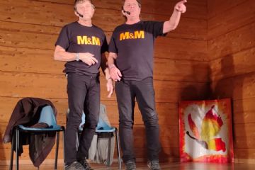 Risate a crepa pelle ieri sera a Sparone con il duo comico Piemontese Marco & Mauro in occasione della rassegna teatrale del progetto Giute' a Giuta. Grazie al contributo del Consiglio regionale del Piemonte, l'Unione Montana Gran Paradiso e il Comune di Sparone hanno devoluto l'incasso alla presenza del Consigliere Regionale Mauro Fava, alla nascente Protezione Civile dell'Unione Montana Gran Paradiso.